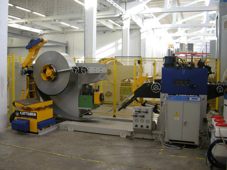 PLC Hydraulic Cold Roll Steel Forming Machine 3 In 1 NC Servo Feeder